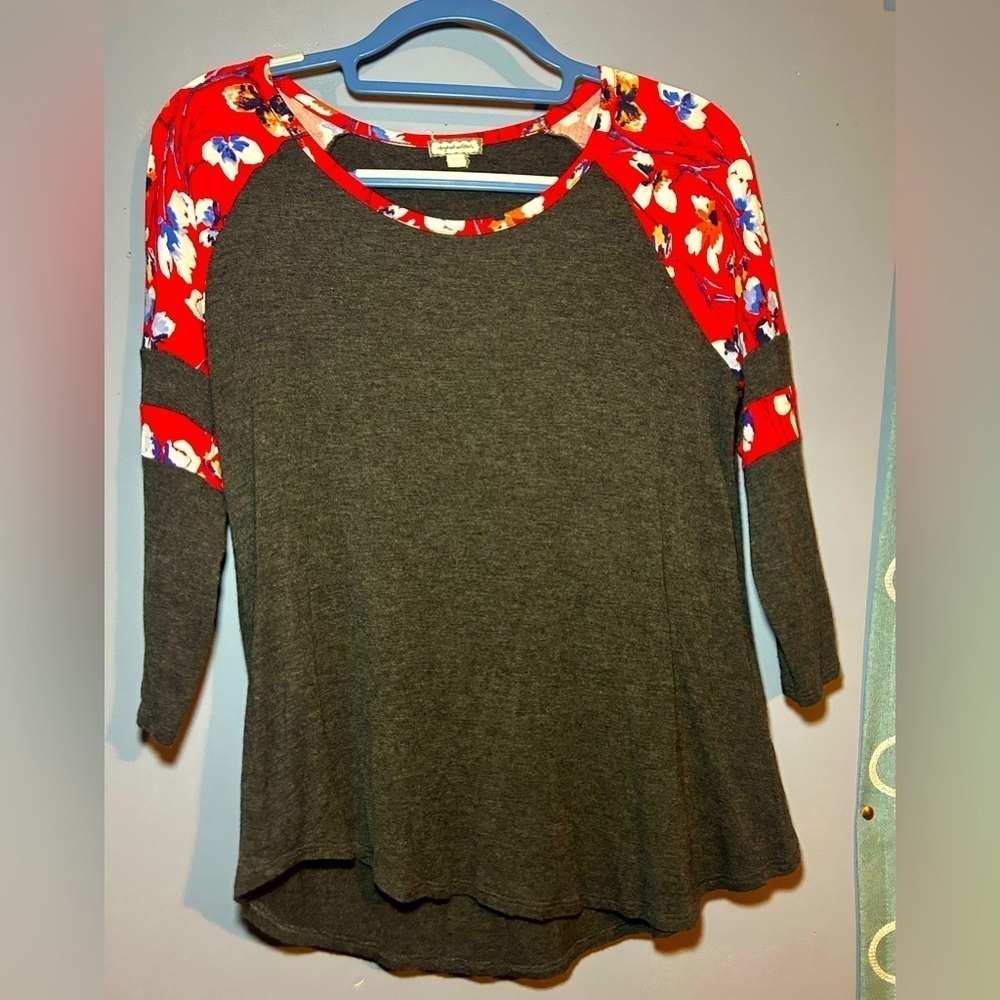 Eyeshadow Floral Boutique baseball tee, size
Medium